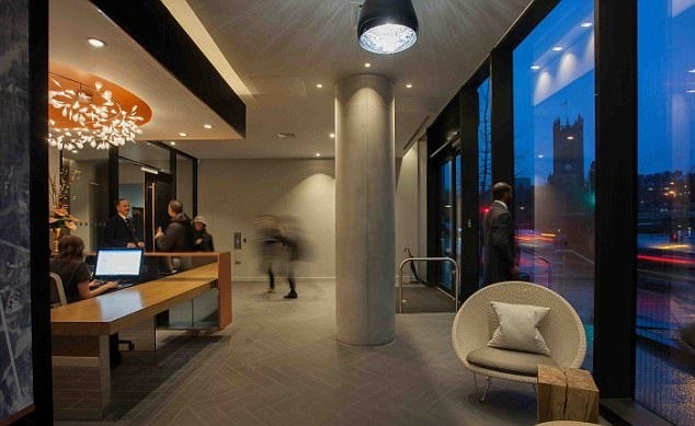 Đột nhập cuộc sống như ông hoàng của Pep Guardiola - Bóng Đá