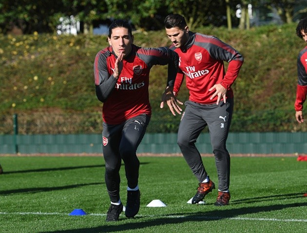 Giroud tập sút hăng say, chờ giây phút 