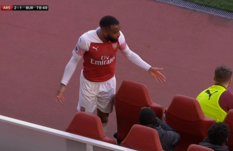 Lacazette nổi sung, bật lại HLV Emery khi bị thay ra sân - Bóng Đá