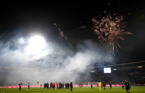Serbia 'nghẹt thở' đến World Cup, Matic ôm hôn đồng đội cũ - Bóng Đá