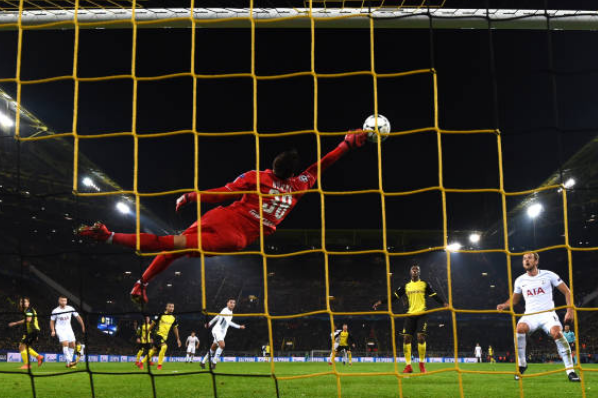 Liên tục bắn phá, Tottenham khiến thủ môn Dortmund rời sân - Bóng Đá