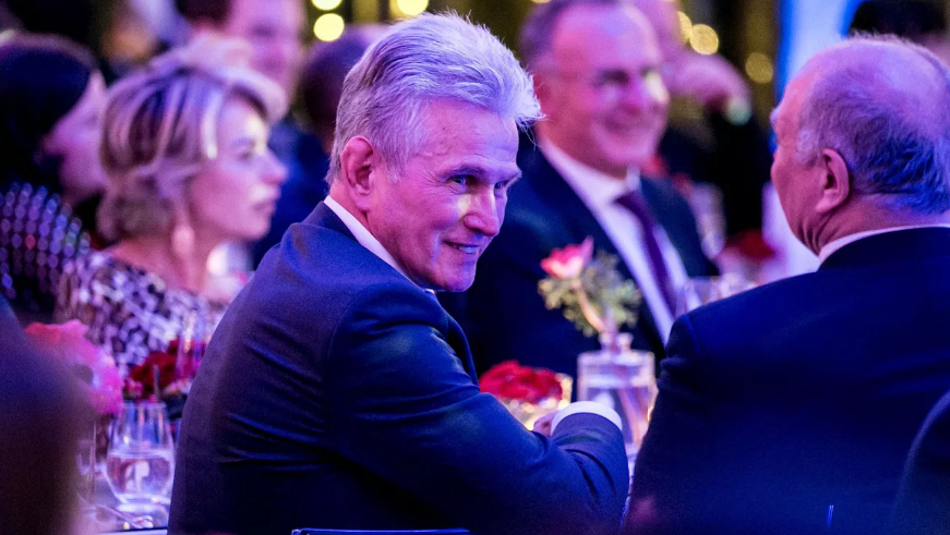 Dàn sao Bayern lịch lãm dự Giáng Sinh sớm cùng 'nửa kia' - Bóng Đá