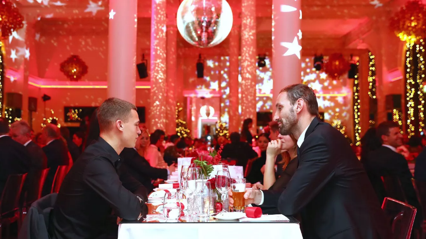 Dàn sao Bayern lịch lãm dự Giáng Sinh sớm cùng 'nửa kia' - Bóng Đá