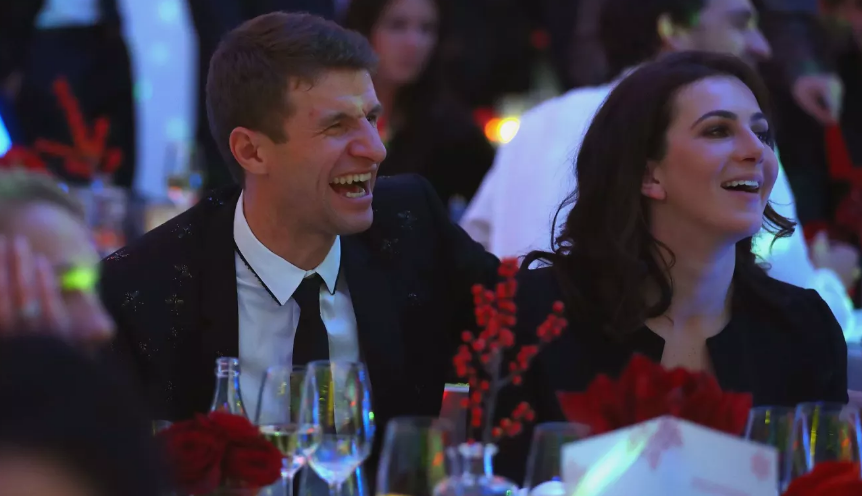 Dàn sao Bayern lịch lãm dự Giáng Sinh sớm cùng 'nửa kia' - Bóng Đá