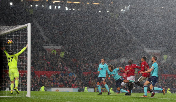 Mưa như trút nước trong khoảnh khắc Lukaku phá lưới Bournemouth - Bóng Đá