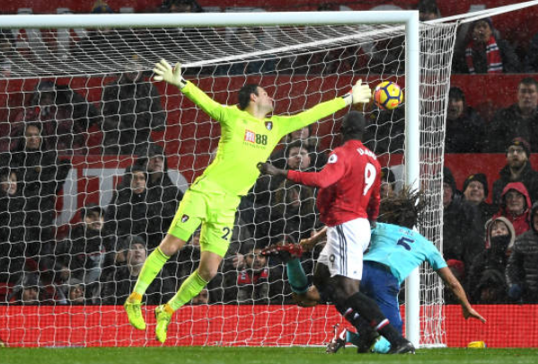 Mưa như trút nước trong khoảnh khắc Lukaku phá lưới Bournemouth - Bóng Đá