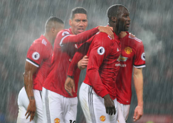 Mưa như trút nước trong khoảnh khắc Lukaku phá lưới Bournemouth - Bóng Đá