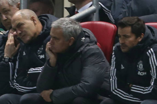 Mourinho mặt cắt không còn giọt máu sau khoảnh khắc định mệnh - Bóng Đá