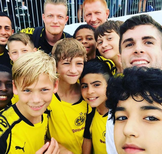 Đón Giáng Sinh, soái ca Dortmund tay ôm 'gấu', tay ôm chó - Bóng Đá