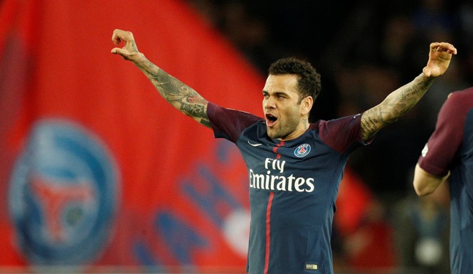 Không thi đấu, đây là cách Dani Alves cổ vũ PSG  - Bóng Đá