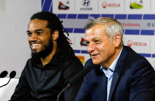 'Kẻ du mục' của Man City rạng rỡ ra mắt CLB mới - Bóng Đá