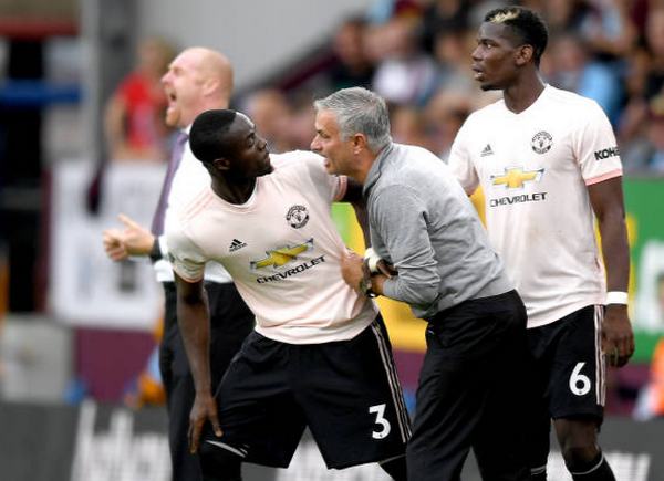 Hai tay đẩy Mourinho, Bailly quyết tâm vùng chạy khỏi người thầy - Bóng Đá