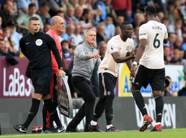 Hai tay đẩy Mourinho, Bailly quyết tâm vùng chạy khỏi người thầy - Bóng Đá