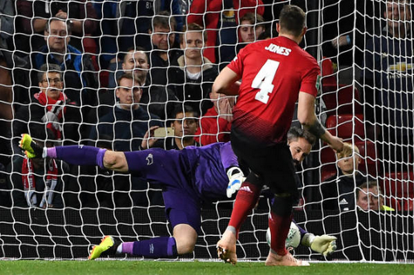 Phil Jones sút hỏng phạt đền và đây là cách Mourinho hành xử với anh - Bóng Đá