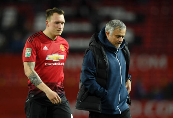 Phil Jones sút hỏng phạt đền và đây là cách Mourinho hành xử với anh - Bóng Đá
