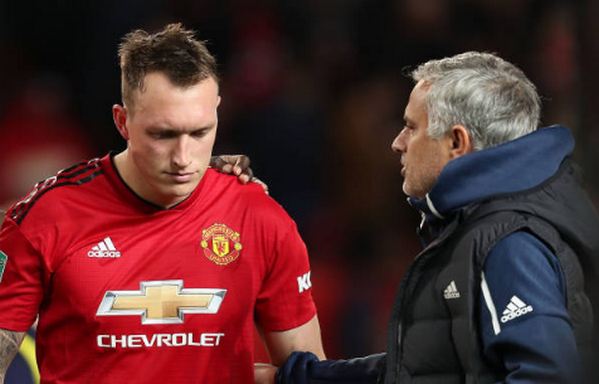 Phil Jones sút hỏng phạt đền và đây là cách Mourinho hành xử với anh - Bóng Đá