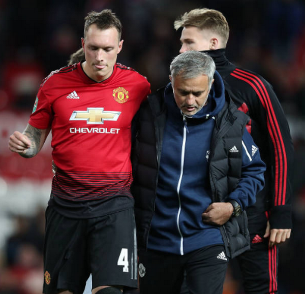 Phil Jones sút hỏng phạt đền và đây là cách Mourinho hành xử với anh - Bóng Đá
