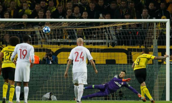 Golovin mặt như mếu khi cầu thủ này rời sân - Bóng Đá