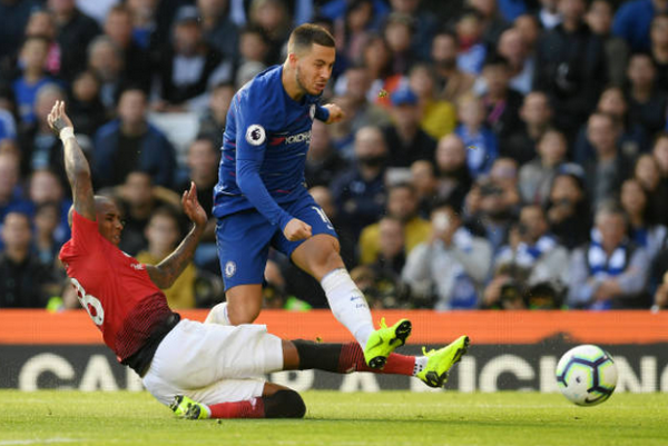 Gã khổng lồ Eden Hazard đã 'chết' trong tay Ashley Young - Bóng Đá