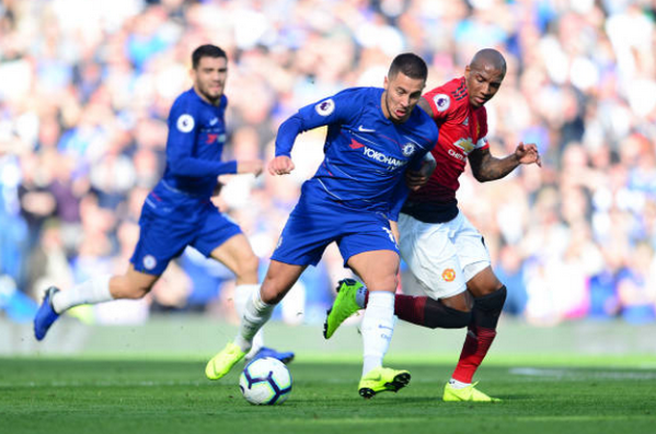 Gã khổng lồ Eden Hazard đã 'chết' trong tay Ashley Young - Bóng Đá