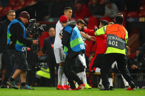 CĐV quá khích lao vào sân và đây là cách Ronaldo đáp trả - Bóng Đá