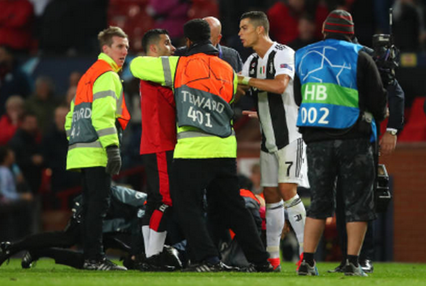 CĐV quá khích lao vào sân và đây là cách Ronaldo đáp trả - Bóng Đá
