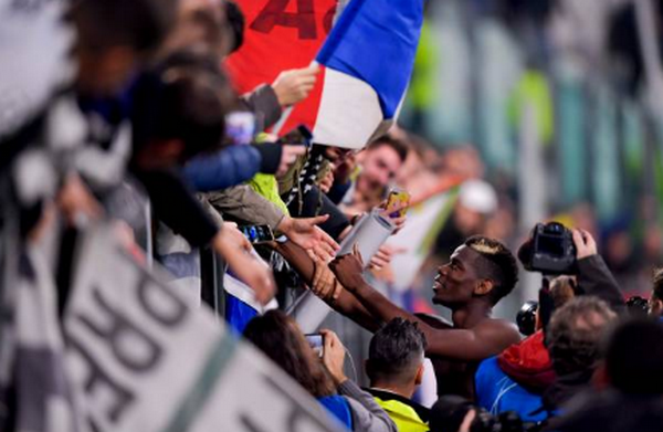 CĐV Juve làm điều không tưởng với Paul Pogba - Bóng Đá