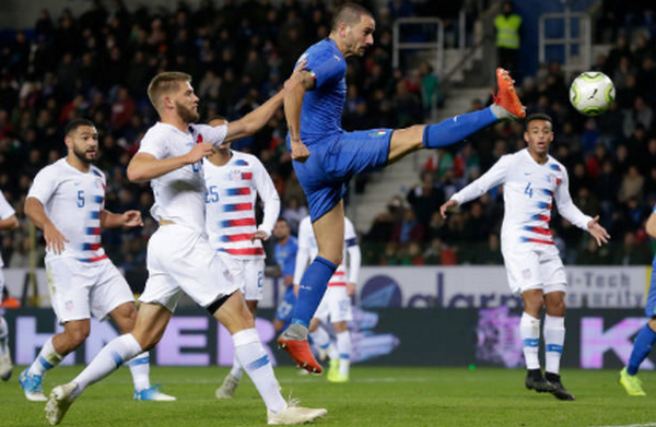 Hành động 'trẻ trâu', thủ môn tuyển Mỹ bị kẻ thù Man Utd giáo huấn - Bóng Đá