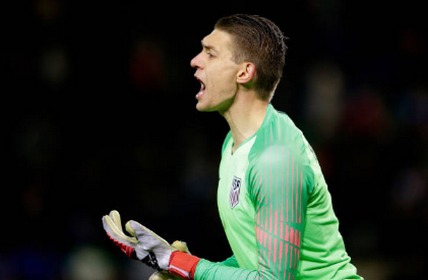 Hành động 'trẻ trâu', thủ môn tuyển Mỹ bị kẻ thù Man Utd giáo huấn - Bóng Đá