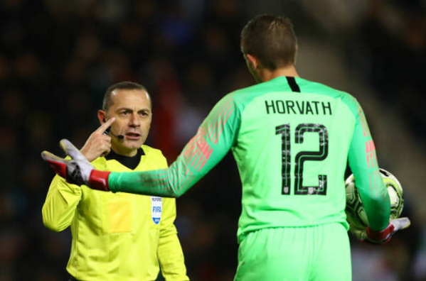 Hành động 'trẻ trâu', thủ môn tuyển Mỹ bị kẻ thù Man Utd giáo huấn - Bóng Đá