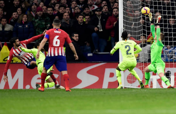 Khán đài 'nín thở' vì hành động này của Pique - Bóng Đá