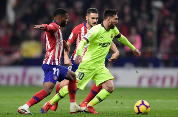 Khán đài 'nín thở' vì hành động này của Pique - Bóng Đá