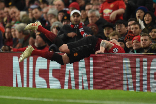 CĐV Man Utd thót tim với tình huống 'kinh dị' của Phil Jones - Bóng Đá