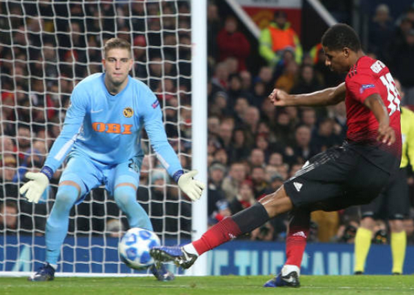 CĐV Man Utd thót tim với tình huống 'kinh dị' của Phil Jones - Bóng Đá