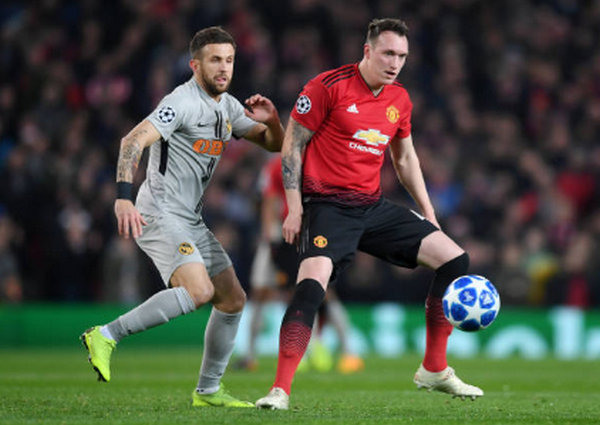 CĐV Man Utd thót tim với tình huống 'kinh dị' của Phil Jones - Bóng Đá
