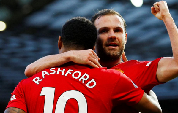 Hết đập phá, đấm đá, Mourinho lại làm điều này với bình nước - Bóng Đá