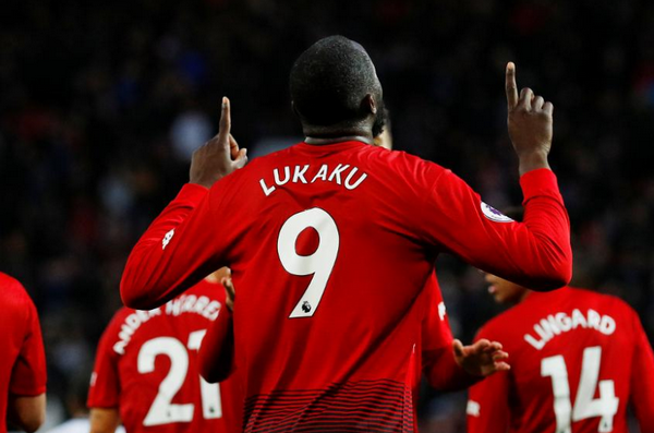 Hết đập phá, đấm đá, Mourinho lại làm điều này với bình nước - Bóng Đá