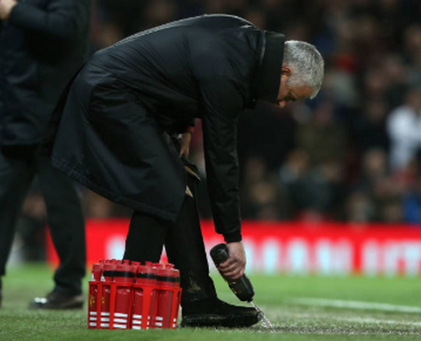 Hết đập phá, đấm đá, Mourinho lại làm điều này với bình nước - Bóng Đá