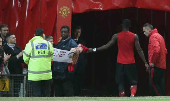 Bailly nhận thẻ đỏ rời sân và đây là hành động CĐV dành cho anh (xin áo) - Bóng Đá