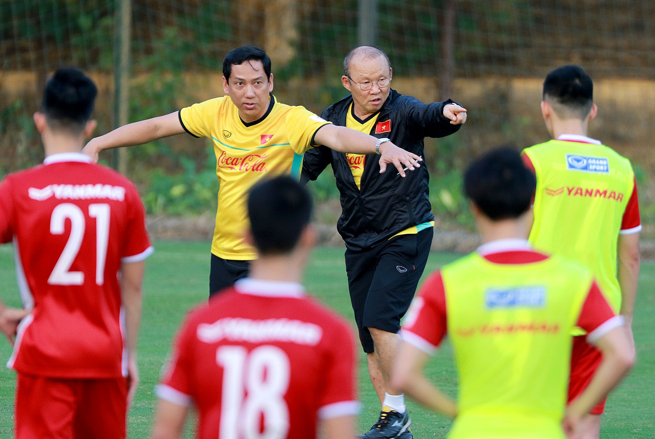HLV Alfred Riedl và Minh Phương chỉ ra trở ngại lớn nhất của ĐT Việt Nam - Bóng Đá