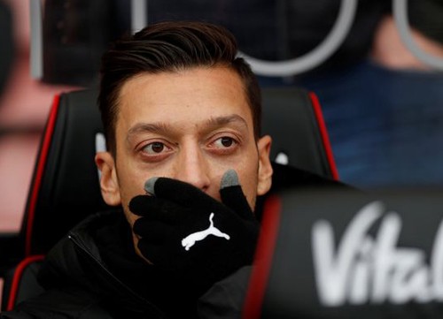 Emery giải thích lý do loại Ozil - Bóng Đá