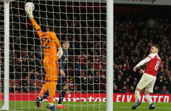 Hy sinh thân mình, Luke Shaw khiến CĐV 'không thể không yêu' sau pha bóng này - Bóng Đá