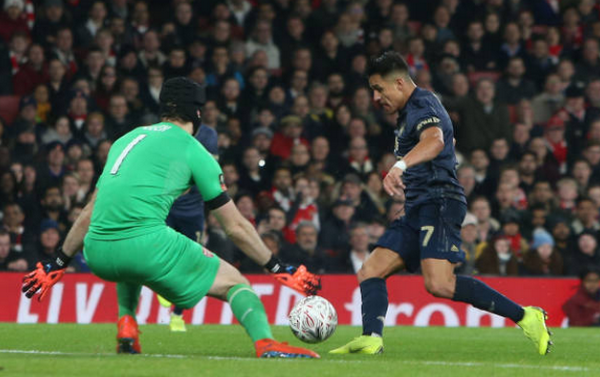 Hy sinh thân mình, Luke Shaw khiến CĐV 'không thể không yêu' sau pha bóng này - Bóng Đá