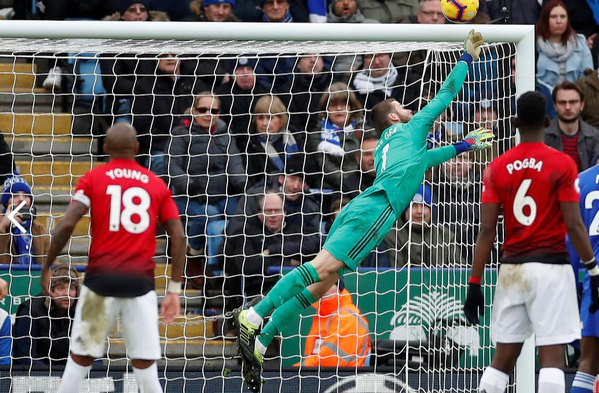 Sanchez như người vô hình khi các đồng đội ăn mừng bàn thắng - Bóng Đá