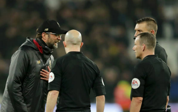 Không thể giữ bình tĩnh, Klopp 'gây sự' với nhiều người - Bóng Đá