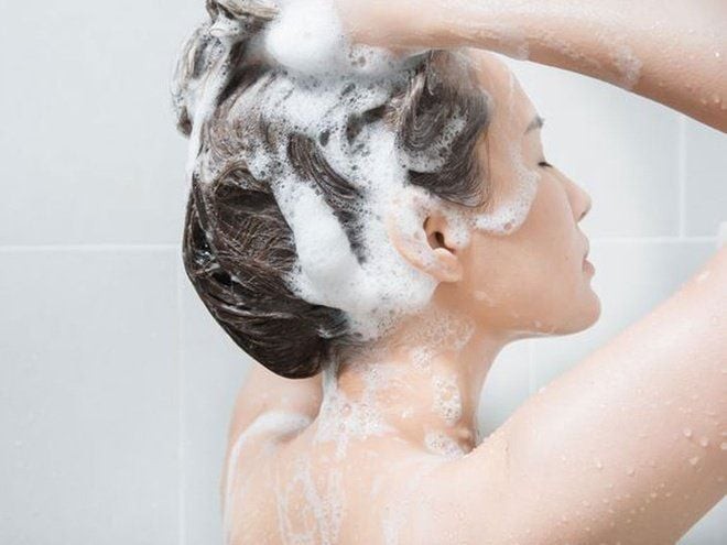 Tình trạng gàu xuất hiện liên tục dù đã gội đầu thường xuyên là điều không hiếm gặp. 