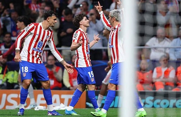 Julian Alvarez gỡ hòa cho Atletico Madrid trong hiệp hai.