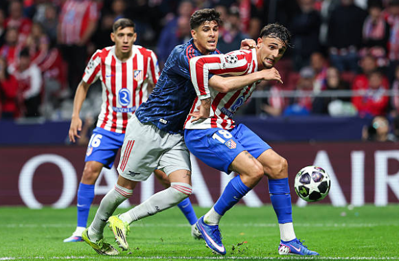 Marc Pubill (6.7): Pubill cho thấy sự thích nghi tuyệt vời khi chơi tốt trong cả sơ đồ hai trung vệ lẫn khi được đẩy sang đá lệch phải trong hàng thủ ba người. Anh có nhiều tình huống can thiệp chính xác, ngăn chặn hiệu quả các đợt lên bóng nhanh của Arsenal.