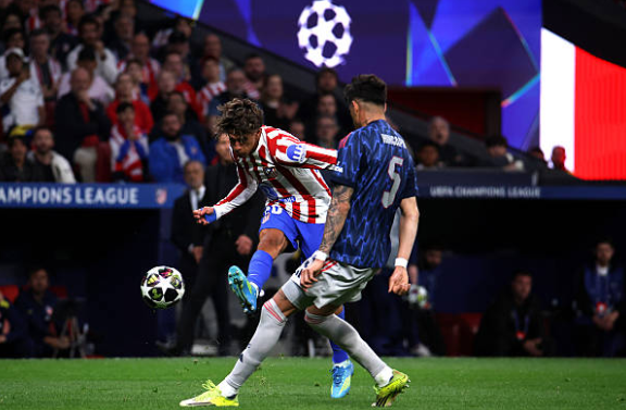 Giuliano Simeone (6.0): Thi đấu đầy nhiệt huyết và xông xáo nhưng thiếu đi sự sắc sảo cần thiết để xuyên phá hàng thủ đối phương. Simeone gặp nhiều khó khăn trước Hincapie và phải rời sân ngay sau giờ nghỉ do không đạt hiệu quả như kỳ vọng.