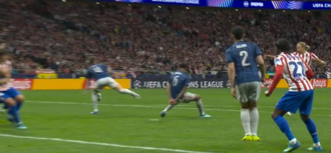 Tình huống thổi 11m gây tranh cãi.